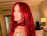 Karol G derrite a sus fans con nuevas fotos presumiendo su pelo rojo ...