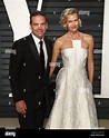 Lachlan Murdoch and Sarah Murdoch arriving at the Vanity Fair Oscar ...