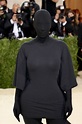 Foto: Look de Kim Kardashian no MET Gala viralizou na web por cobrir ...