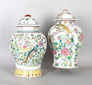 Paire de potiches chinoises couvertes en porcelaine florale polychrome ...