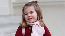 La princesa Carlota hace historia real a sus dos años | CNN