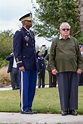 Der pensionierte General Richard E. Cavazos, der erste General der US ...