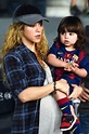Shakira y su hijo Milan acompañan a Piqué en el partido del Barcelona ...