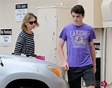 Calista Flockhart llevándose a su hijo Liam en Santa Mónica - Foto en ...