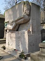 Tumba de Oscar Wilde en el cementerio de Pére Lachaise, en Paris ...