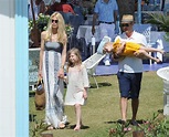 Claudia Schiffer, Matthew Vaughn y sus hijas Clementine y Cosima Violet ...