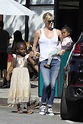 Charlize Theron viste a su hijo Jackson de "Bella"