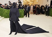 Kim Kardashian stands out at the MET Gala dressed completely in black ...