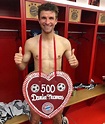 FC Bayern München: Thomas Müller jubelt mit Nackt-Foto nach Gala ...
