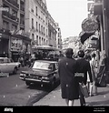 1954, historische, belebten Straße in Paris, Frankreich, Rue Richer mit ...