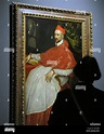 Un visitante ve la pintura 'Cardenal Carlos de Guisa, Cardenal de ...