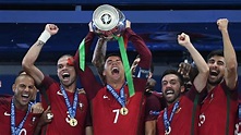 VIDEO - Et Ronaldo souleva le premier trophée de l'histoire du Portugal ...