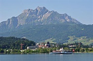 Schweizer Panorama. Der Vierwaldstätter See in Luzern mit dem Pilatus ...