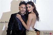 Neymar junto a su novia Bruna Marquezine en la alfombra roja de la gala ...