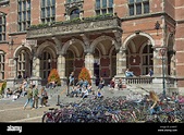 Studenten sitzen auf den Stufen des Haupteingangs der Teppich der Reichsuniversität Groningen in ...