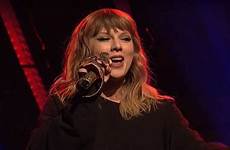 snl taylor swift performs