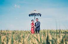 honeymoon chinese couple umbrella together under
