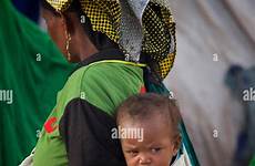ethiopian mother carrying baby back ethiopia harar alamy her