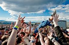 crowd surfing crowdsurfing surf fans raverrafting early sasquatch returns rafting successful raver tips dive