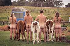 farmers studenten aussie farmer studentov australische ziehen nudism dagospia sweetlicious spiegel