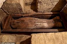tombs egypt egyptian graftombes archaeologists egipto tumbas sarcophagus afp sixteen mummified archaeological mohamed shahed priests tuna sacerdotes egypte ontdekt zestien