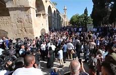 jerusalem holy site riots people police muslims israel raw clash israeli say outside hamas vs injure several reports including