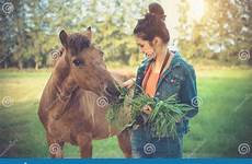 feeding alimentation cheval herbe asiatique jeune