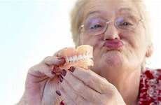abuela dentadura grandma semanas usarla treinta euros vende cadenadial