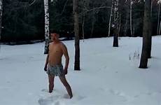 мужчина голый зимнем лесу