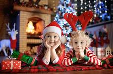 xmas child fireplace weihnachtsbaum weihnachten kinder festive eve kamin natale regali pajamas attraktive schlechten thedatingdivas paare stimmung giocagiardino