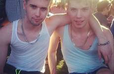 gay gays identical parecen novios gemelos