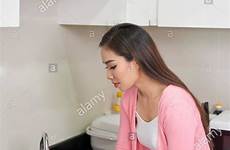 ragazza lava scegli bacheca casalinga piatti sporchi