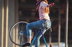 bicicleta acrobacia bicicross pedalear bmx bici bicycles chica fietsen fietsende
