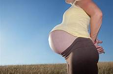 pregnant carrying barriga enorme gravida accentuate