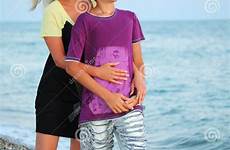 sorridente abbracci ragazzo spiaggia giovane donna embraces