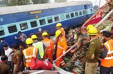 derailment crash kanpur survivors derailed wreckage scores