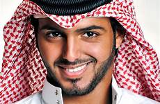 arabian guys arabe uomini bearded smile bellissimi dpz stylish guapos moustache ragazzi bel arabien masculine carini thobes eyebrows