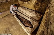 mummy tombs sarcophagus egypt tumbas egipto mummified communal bodies horus cairo sixteen unearthed limestone inspects archeologist afp priests kilometres