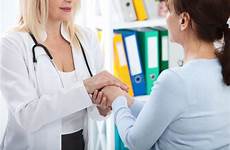 trust ethics fiducia patient handshake reassuring rassicura concetto femminile medica stretta paziente