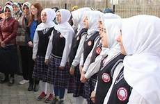hijab turki turkish schools erdogan pelajar larangan islam lifts headscarves insulting convicted banned kenakan izinkan sma siswa cabut sekolah umum