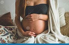 incinta mesi gravidanza attraente sedendosi letto pancia ultimi tenendo aspettativa