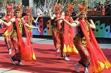 gandrung tari tarian banyuwangi indephedia tradisional sejarah blambangan dance dibangunnya muncul menurut