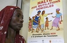 excision affiche mutilation sexuelle veut filles afrique devant abidjan fgm alerte campagne sensibiliser adolescentes dangers unicef recalls sewn razor thorns