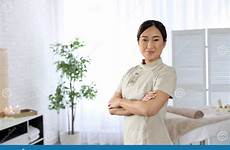 masseuse massaggiatrice portrait ritratto stazione giovane asiatica salone termale