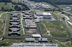 prison maryland correctional jessup inmates drugs smuggling cellphones guards saw sell ring institution inmate fbi payments paypal exchange say sex
