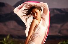 kareena kapoor bodyguard bollywood hot saree wallpaper sarees navel wallpapers salman meri teri latest khan 4k song ultra resolutions hdwallpapers