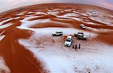 arabia saudita beduini deserto sconvolti storica imbiancato nevicata