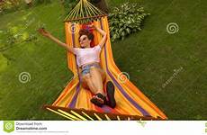 swaying reaching hammock donkerbruin slingeren hangmat oranje gelukkig boom