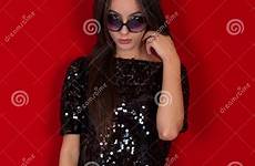 haar donkerbruin zonnebril zwart kleding mooi