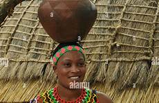 zulu maiden traditionnelle bunten tonkrug neben kopf trachten pots shaka mädchen gens africain